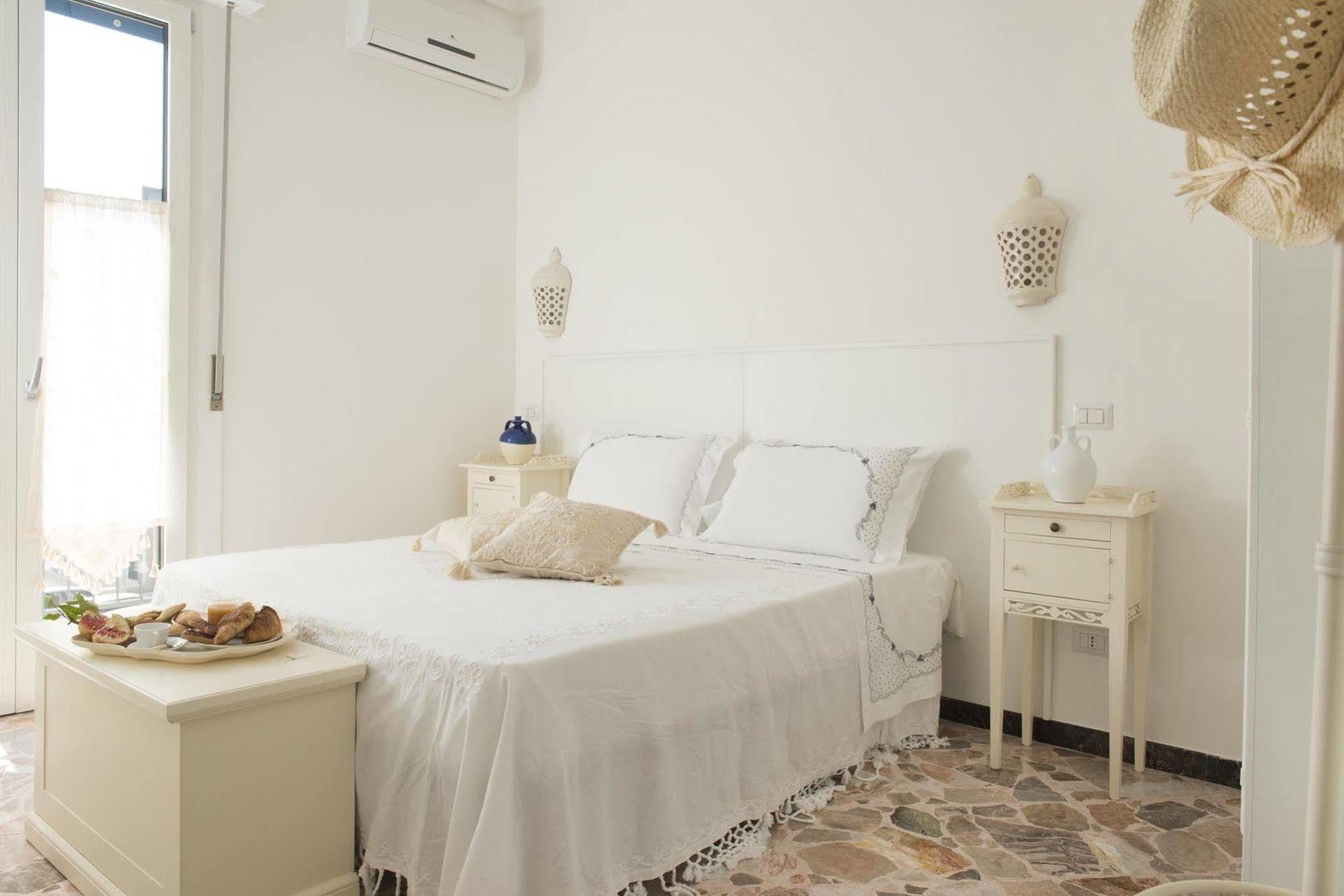 Dimora Cappuccini Guest House Чистернино Экстерьер фото